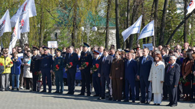 В Барнауле возложили цветы к стеле 