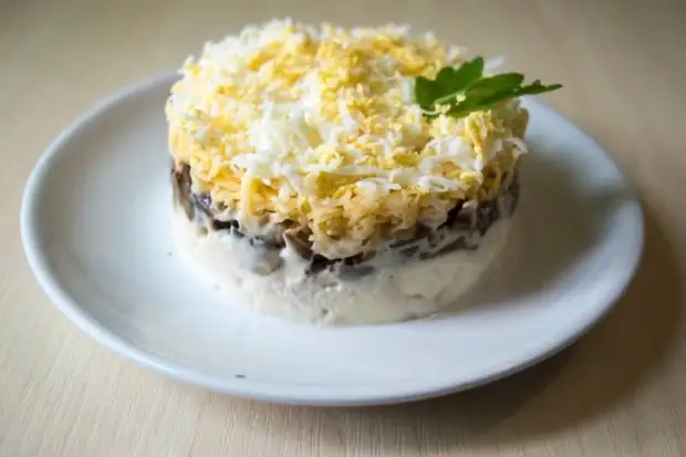 Слоеный салат с жареным грибами, курицей, сыром и черносливом Слоеный салат с жареным грибами, курицей, сыром и черносливом