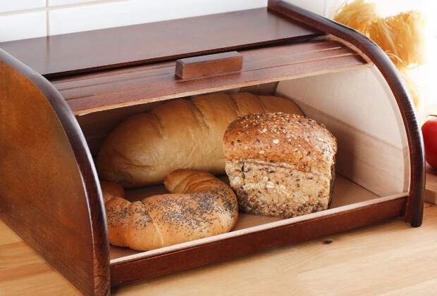 Хлебу место не в холодильнике, а в хлебнице / Фото: vplate.ru