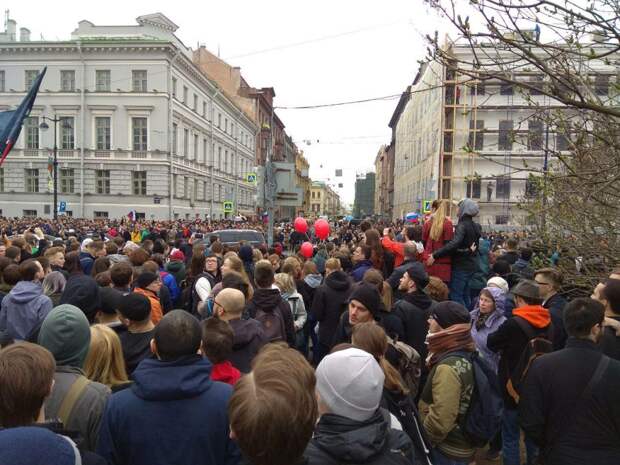 толпа на митинге. невский