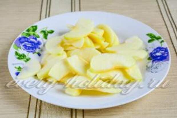 Нарезать яблоки 