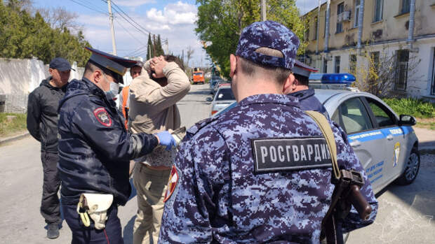 В Севастополе задержали троллейбусного дебошира