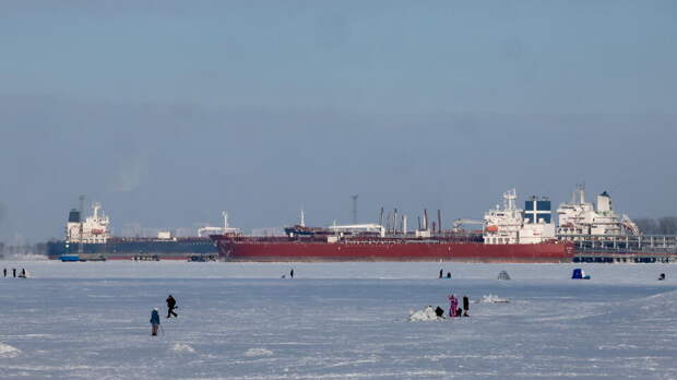 Российские ледоколы спасают иностранные суда, застрявшие в Финском заливе