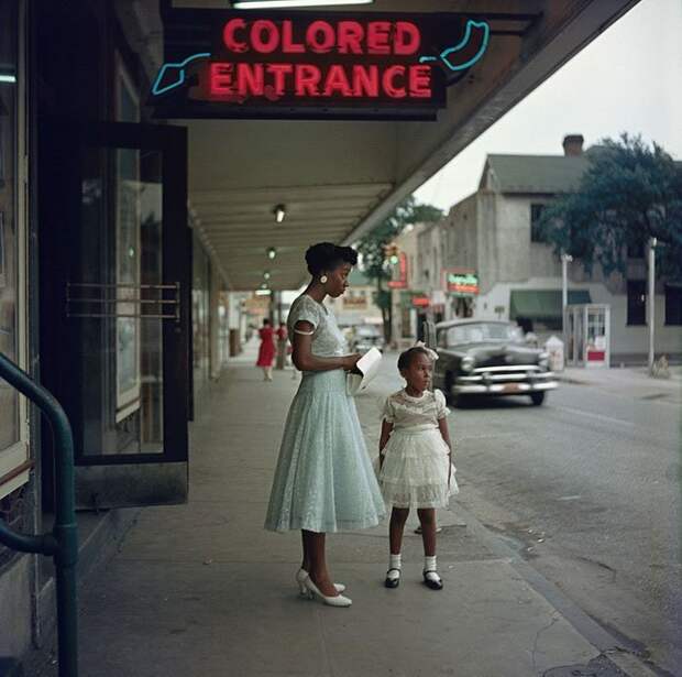 1. Вход для цветных, Алабама, 1956 г. 20 век, 20 век в цвете, 50-е, 50-е года, жизнь в Америке, жизнь в сша, старые фотографии, сша