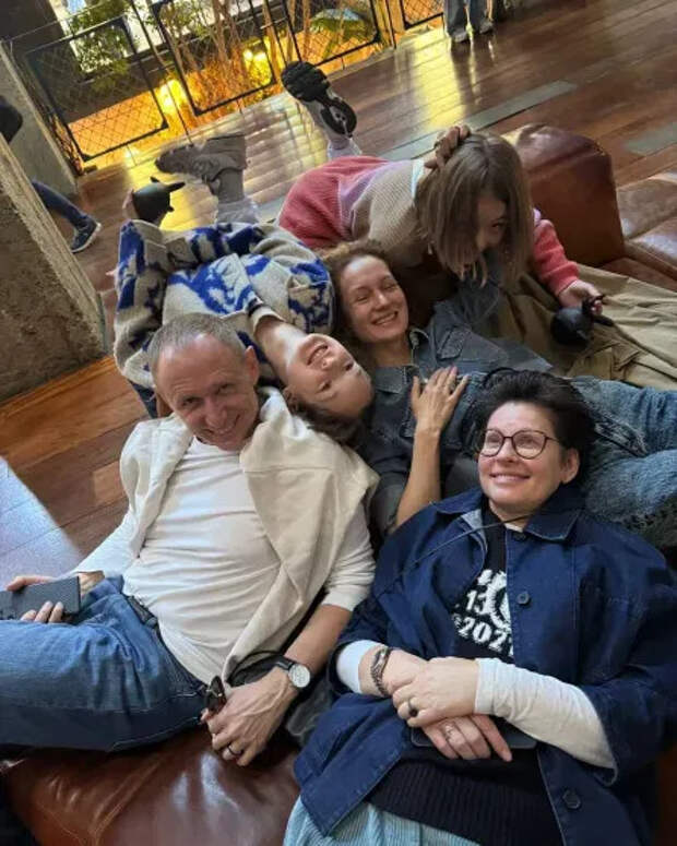 Виктория Исакова с дочерью и друзьями