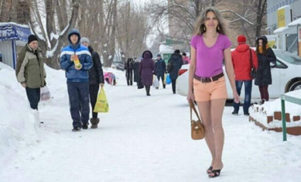 Снегурочка из Тольятти ходит зимой в коротких шортах