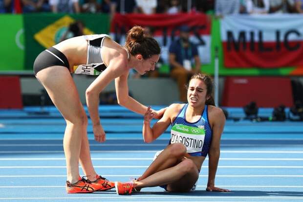 Новозеландская бегунья прервала забег, чтобы помочь упавшей сопернице во время Олимпиады в Рио-де-Жанейро добро, мир, человек
