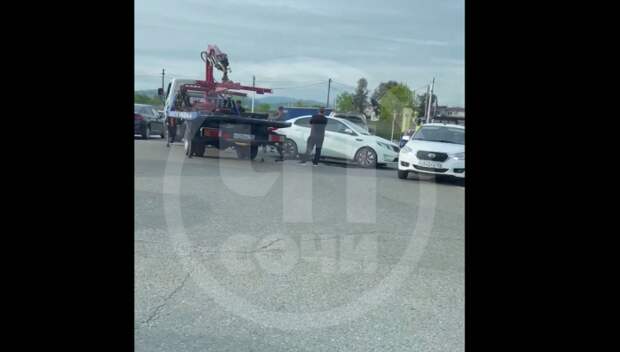 В центре Сочи эвакуаторщик уронил иномарку на припаркованное авто: машины всмятку