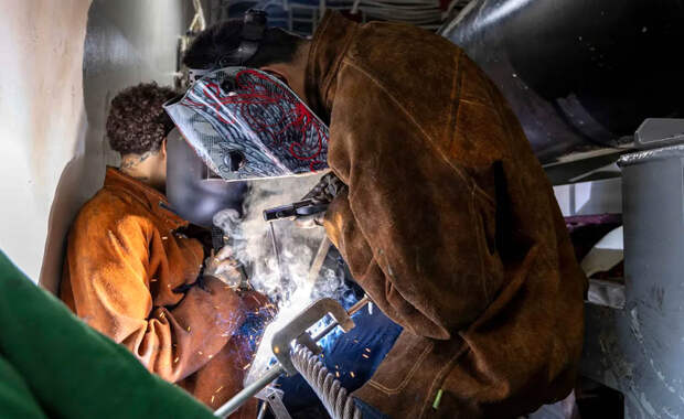 Фото «сваривающих трос» матросов в походе на USS Abraham Lincoln вызвало вопросы у экспертов