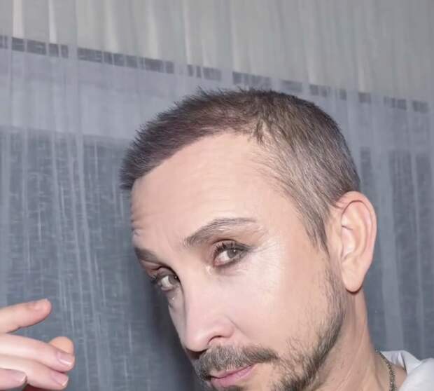 Певец Данко разрешил жене сделать ему макияж