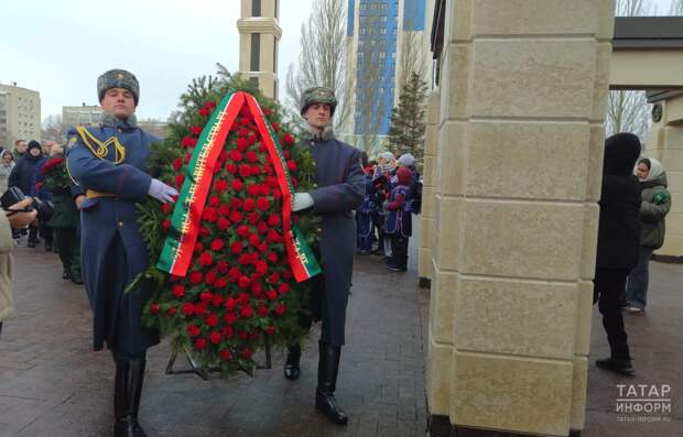 «Воин умирает, когда о нем забывают»: в Казани возложили цветы к Вечному огню