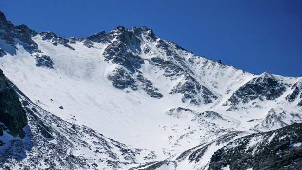 МЧС: туристов в горах Бурятии накрыло лавиной