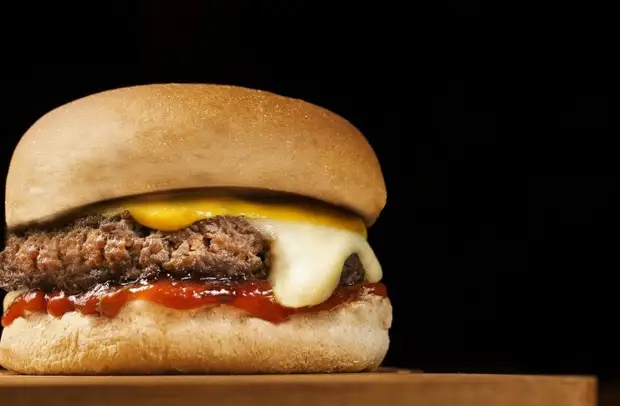 На самоизоляции россияне стали чаще заказывать вредную пищу