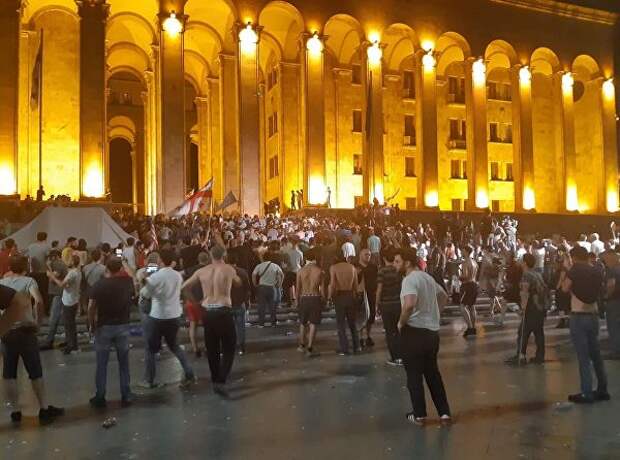 Участники акции протеста у здания парламента Грузии в Тбилиси. 21 июня 2019 Участники акции протеста у здания парламента Грузии в Тбилиси. 21 июня 2019