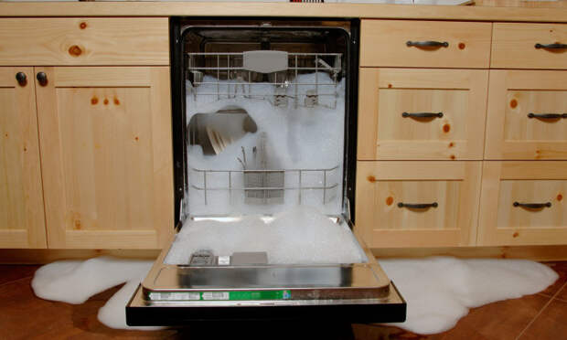 Из-за мыла посудомойка может сломаться. /Фото: cdn-image.myrecipes.com