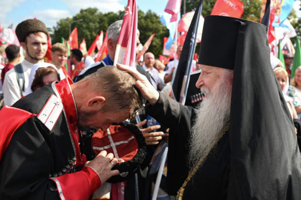 Верующие во время крестного хода в день празднования Собора Московских святых у кафедрального соборного Храма Христа Спасителя в Москве