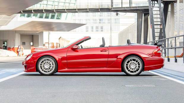 Очень редкий и яркий кабриолет Mercedes-Benz CLK DTM AMG
