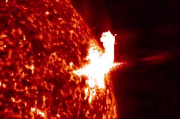 На Солнце в 4 часа произошла вспышка высшего балла