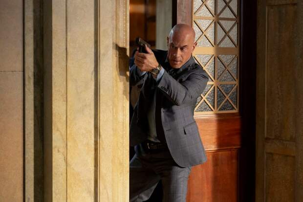 Stabler points his gun at a church on Law & Order: Organized Crime