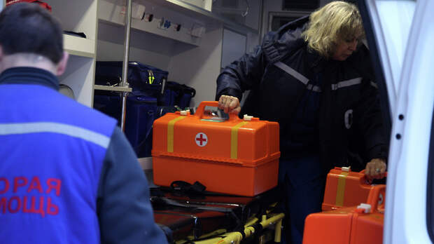 Автобус с пассажирами врезался в кирпичный забор жилого дома в Мытищах