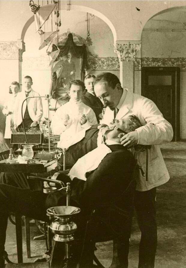 8. Ученики в Берлине наблюдают за новыми методиками, 1907 год врачи прошлого, дантисты, интересно, стоматологи, фото