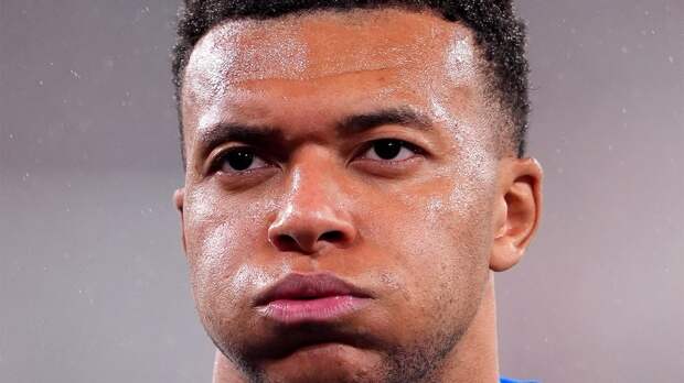 Болельщики «Баварии» не дают спать игрокам «Реала», запуская фейерверки прямо перед отелем: видео