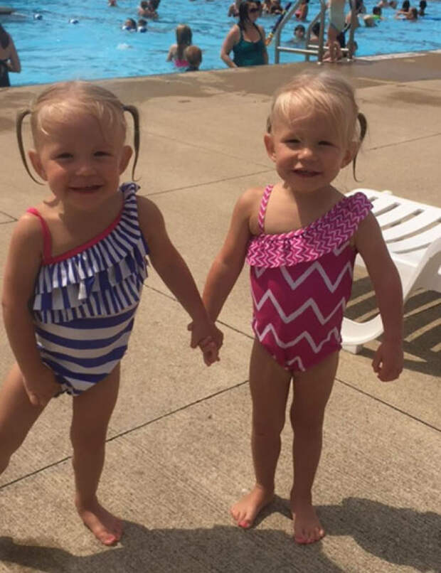 identical-twins-born-holding-hands-jenna-jillian-sarah-thistlethwaite-1