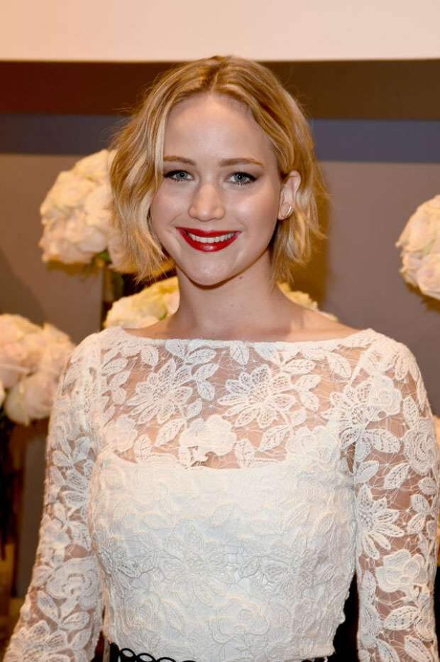 Jennifer Lawrence wavy square hair with sublime dress Oscar de la Renta Spring 2018 2019