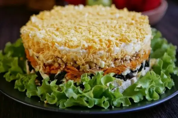 Слоеный салат с курицей, корейской морковкой, грибами и черносливом Слоеный салат с курицей, корейской морковкой, грибами и черносливом