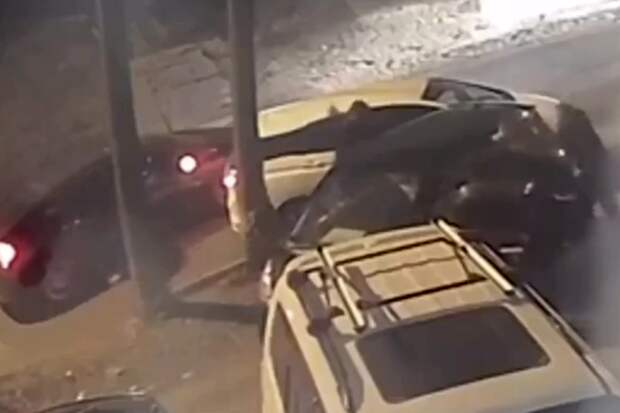 В Хабаровске на видео попало, как мужчины с ножами и битой напали на водителя
