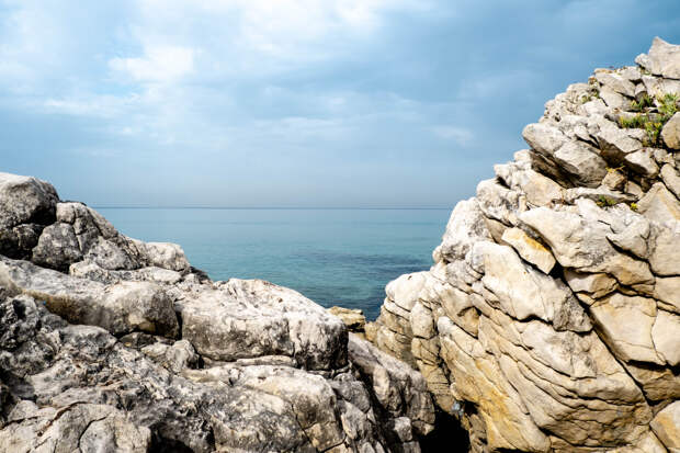 28-летний турист упал с обрыва в море при попытке достать очки и не выжил