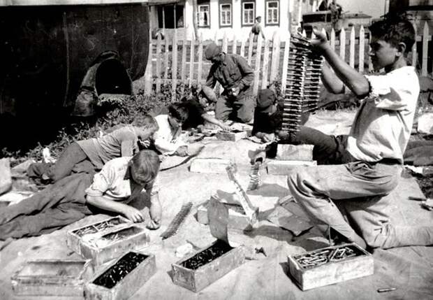 Ученики школы прифронтового села за набивкой патронных лент для советской авиачасти. 1942 г.