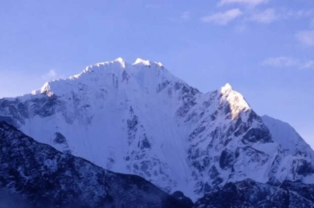 Альпинисты застряли в базовом лагере на Эвересте из-за обрушения льда