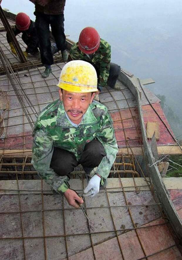 Бетонная дорога на отвесной скале в Китае