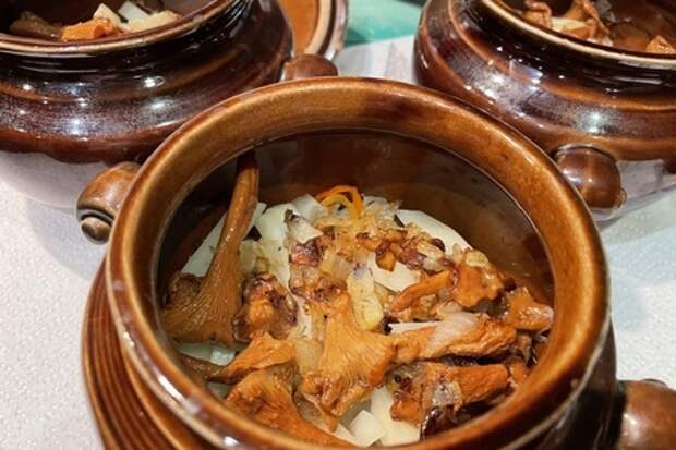 Щи с копчеными ребрышками и лисичками: фото шаг 8