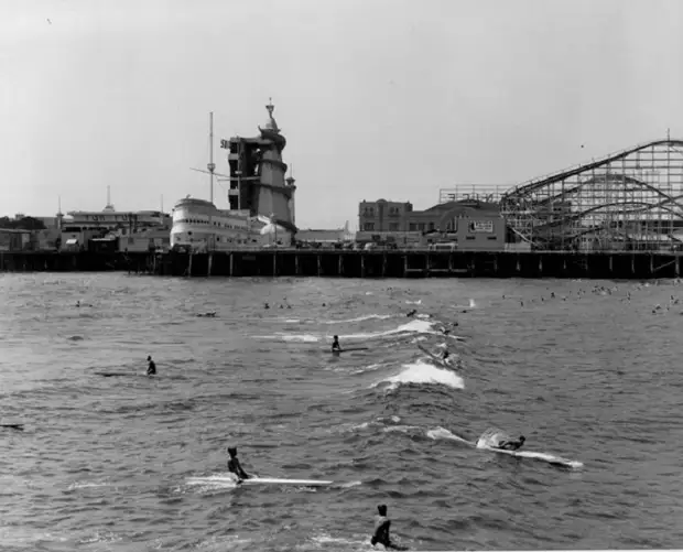 Серфингисты на досках. Серфингисты на досках.