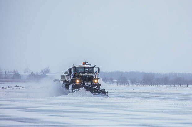 Около 20 расчетов специальных тепловых машин «Горыныч» и аэродромных снегоочистителей  приступили к расчистке аэродромов ЗВО от обильных снегопадов