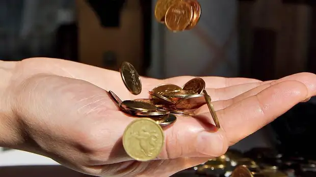 Экономист Ведута: Россияне обеднеют из-за повышенного МРОТ и прожиточного минимума