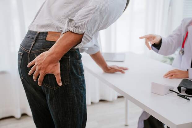 Врач предупредил об опасных последствиях лечения геморроя народными методами