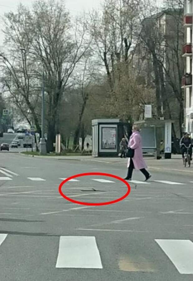 Коммунальщики демонтировали опасный штырь на Лётчика Бабушкина
