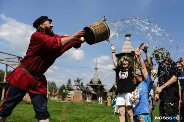 Обливались и прыгали через крапиву: как прошел День Ивана Купалы в Большеречье