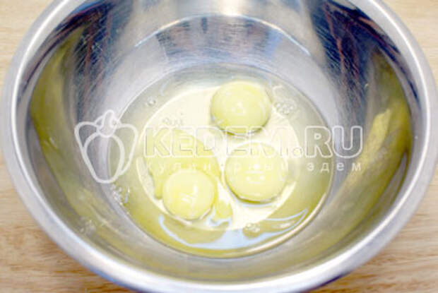Яйца взбить с сахаром