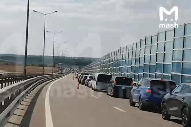 У Крымского моста со стороны Тамани очередь из авто за час выросла в 2 раза