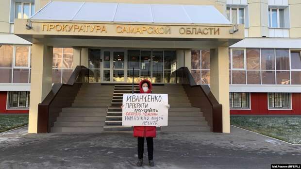 В 2015 году врач скорой медицинской помощи Арсентьева Н., старший диспетчер Пятигор А. и ещё некоторые самарские фельдшеры попали в непростую ситуацию с вызовом в социальный приют к больной 37-летней женщине Иванченко М. 19 октября того года бригада впервые выехала на вызов к пациентке, тогда она отказалась от госпитализации На следующий день её повторный вызов совпал с другим экстренным, поэтому медработники сначала направились туда. Они действовали по регламенту и далее сразу же выехали к Иванченко. Женщину госпитализировали в тяжёлом состоянии, а на следующий день она скончалась. Мать подала в суд на всех врачей, кто хоть как-то был связан с лечением дочери. В 2017 году в отношении медработников было возбуждено уголовное дело, а в сентябре 2020 года его прекратили. Однако 30 октября дело возбудили вновь. В этот раз мать умершей женщины подала заявление только на двоих медработников – Арсентьева Н. и Пятигор А., которые обвиняются в превышении должностных полномочий. Врачи не согласны с обвинением. Чтобы прекратилось уголовное преследование, они начали выходить на одиночные пикеты у прокуратуры и обратились в СМИ. Об этом сообщил «progorodsamara.ru».