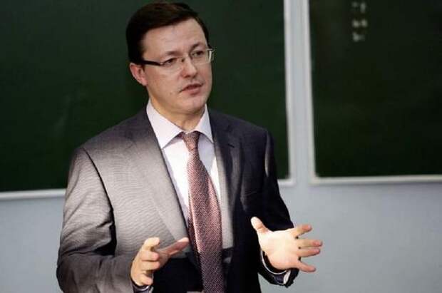 Азаров поручил оградить детей от участия в митингах и шествиях