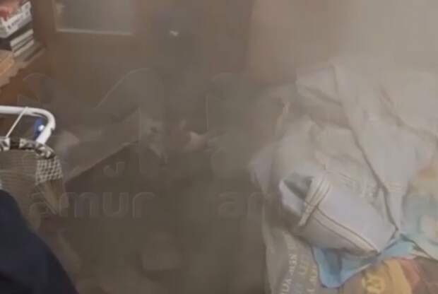 В хабаровском бараке печь провалилась с одного этажа на другой и попала на видео