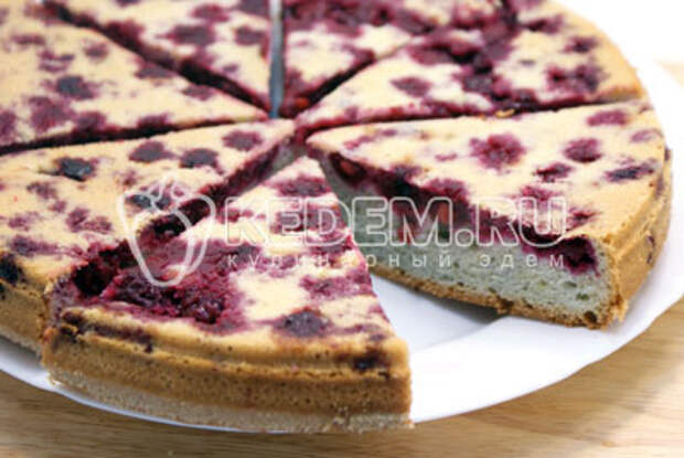 Перевернуть на сервировочное блюдо разрезать на порции