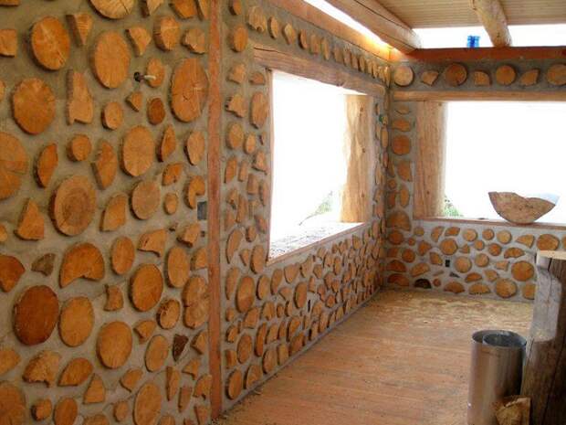 Дом из дров и глины - один из наиболее простых способов строительства.