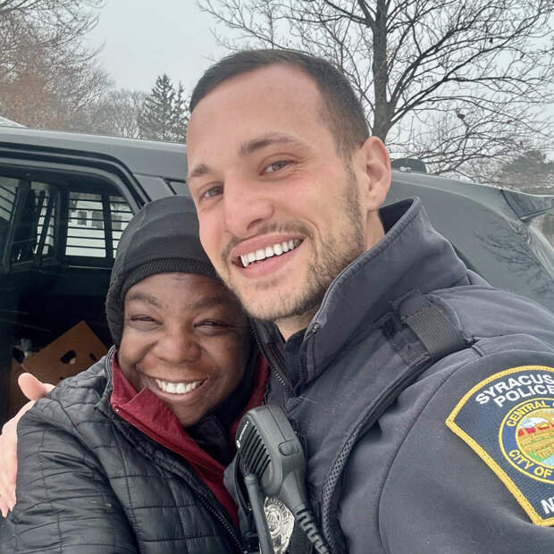 Полицейский помог спящей на могиле мужа женщине обрести дом