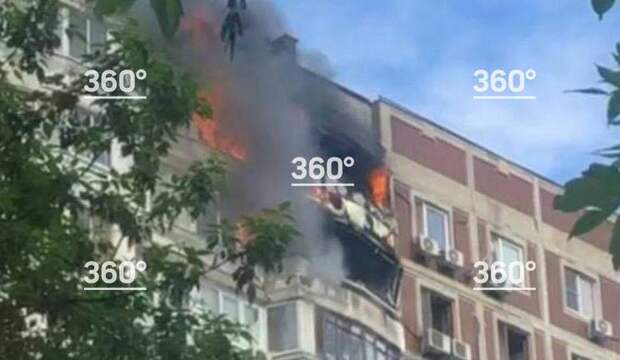 Балконы высотки загорелись на севере Москвы